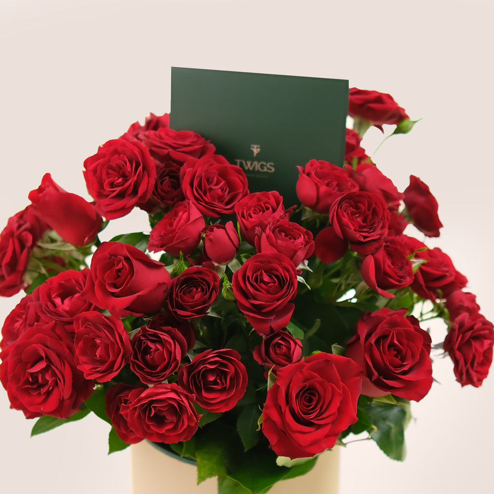 Deluxe Red Roses Round Box – A Bold and Elegant Statement of Red Roses