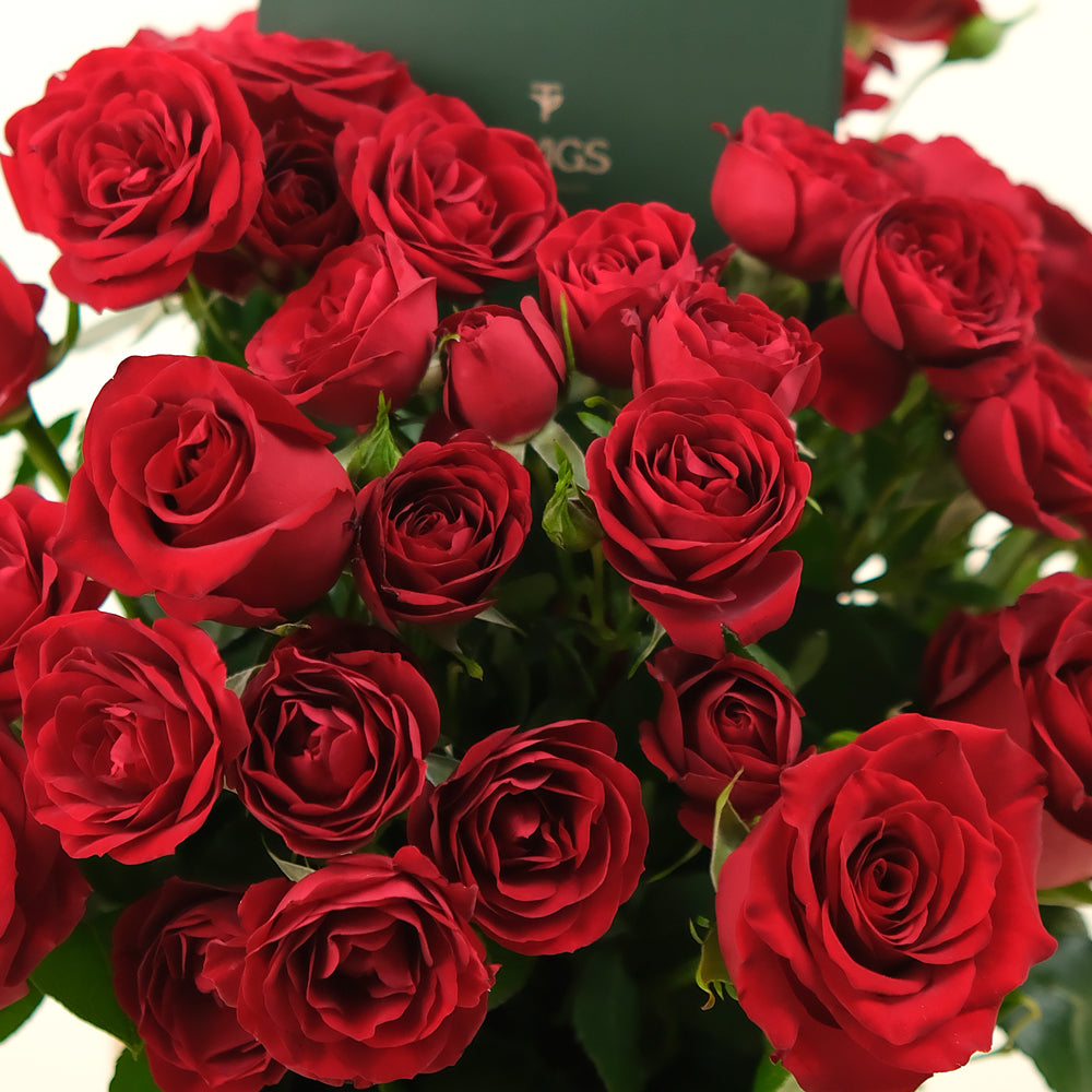 Deluxe Red Roses Round Box – A Bold and Elegant Statement of Red Roses