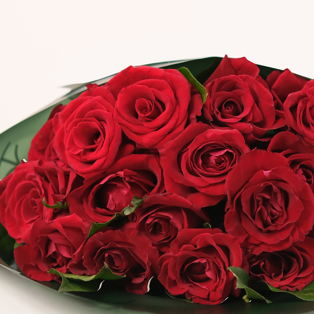 Red Roses Birthday Bundle – Elegant Flowers & Cake – A Classic Gift of Love & Celebration