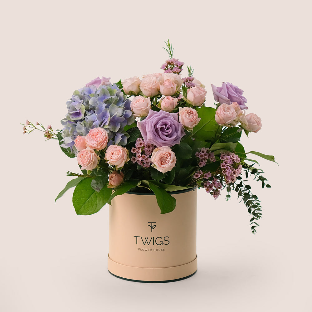 Deluxe Mix Flowers Round Box – A Beautiful Harmony of Lavender and Pink Blooms