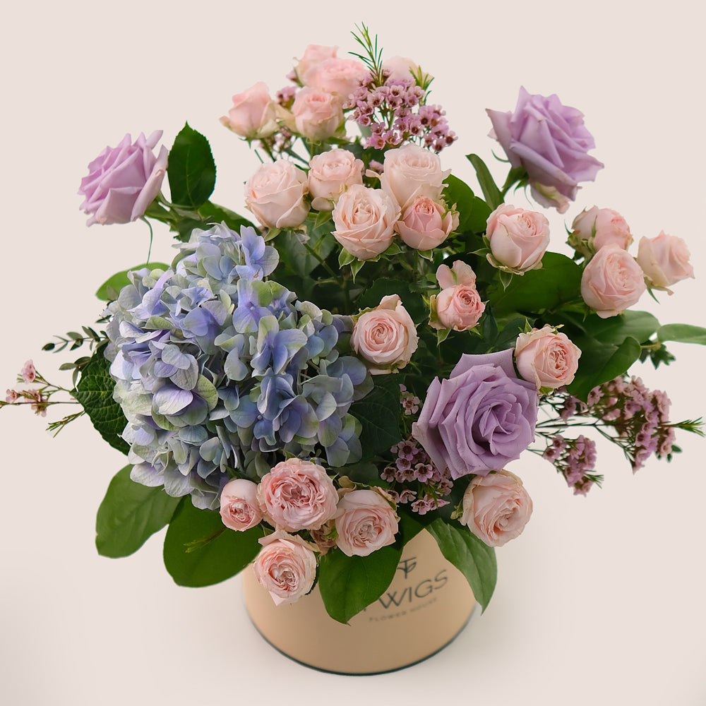 Deluxe Mix Flowers Round Box – A Beautiful Harmony of Lavender and Pink Blooms