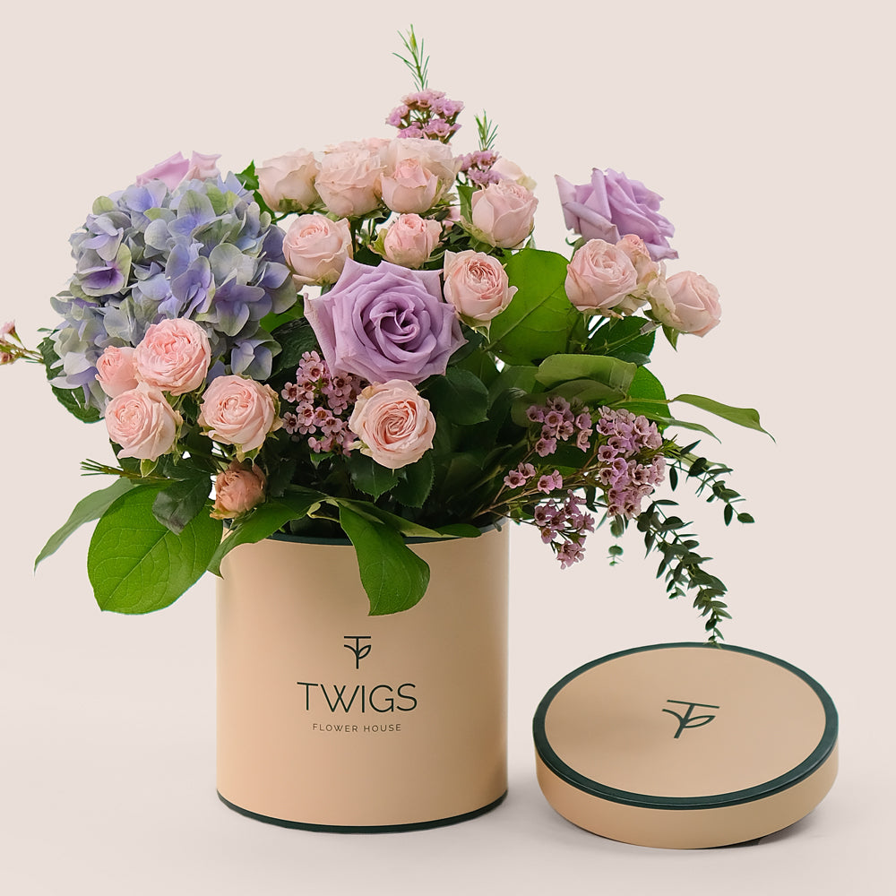 Deluxe Mix Flowers Round Box – A Beautiful Harmony of Lavender and Pink Blooms