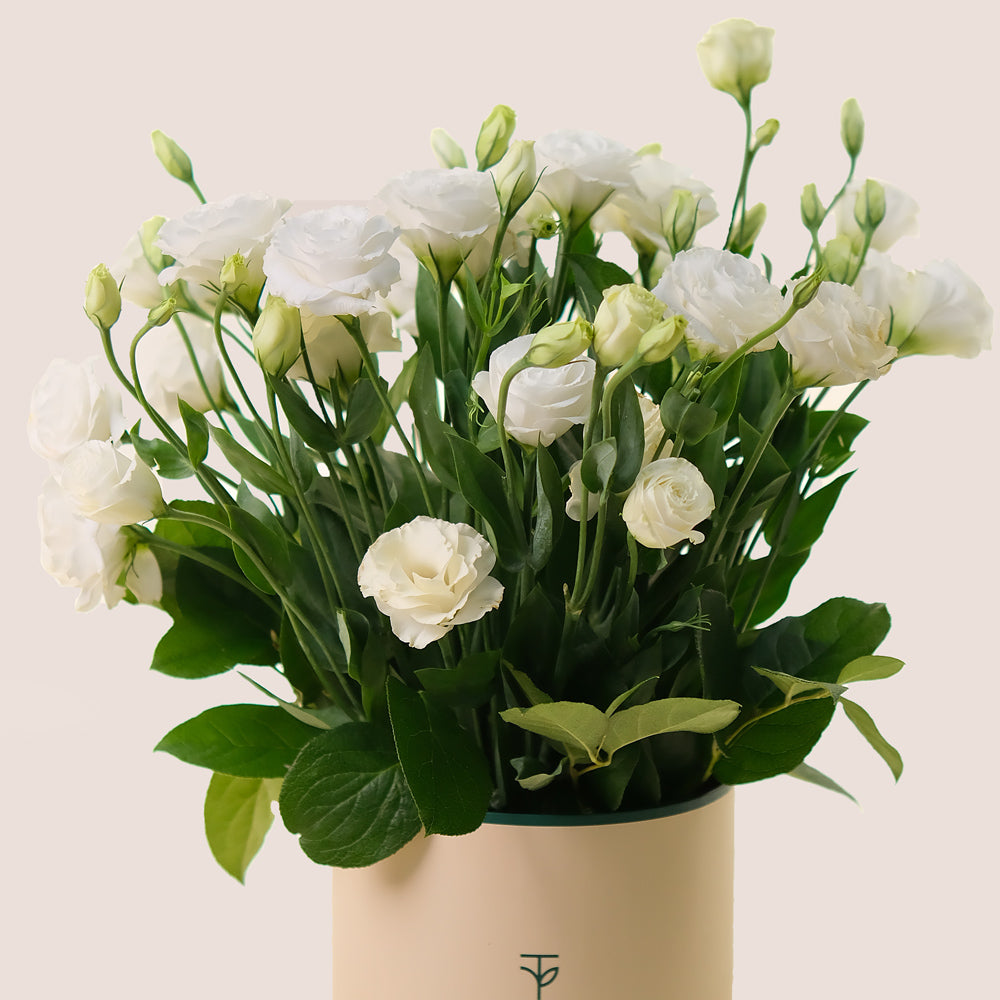 Deluxe White Lisianthus Flowers Round Box – A Pure Elegance